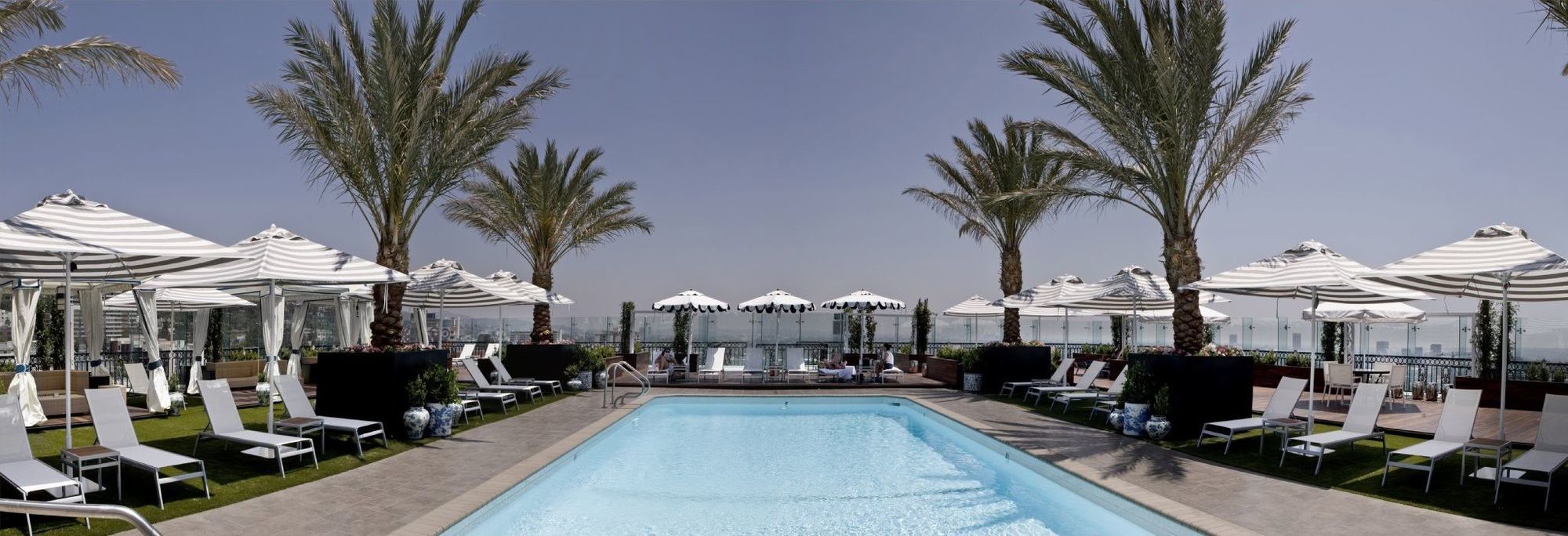 The London West Hollywood At Beverly Hills Ngoại thất bức ảnh The rooftop pool at the Standard