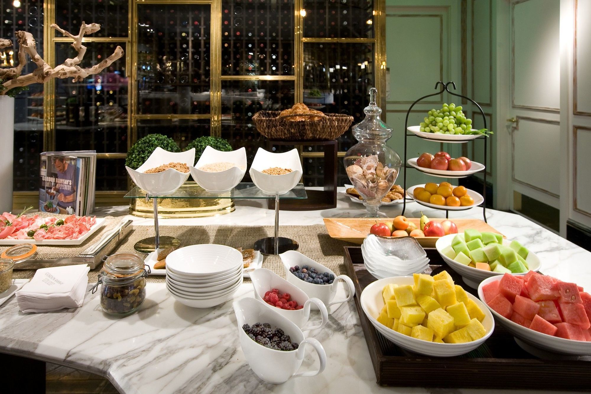 The London West Hollywood At Beverly Hills Nhà hàng bức ảnh A fruit buffet