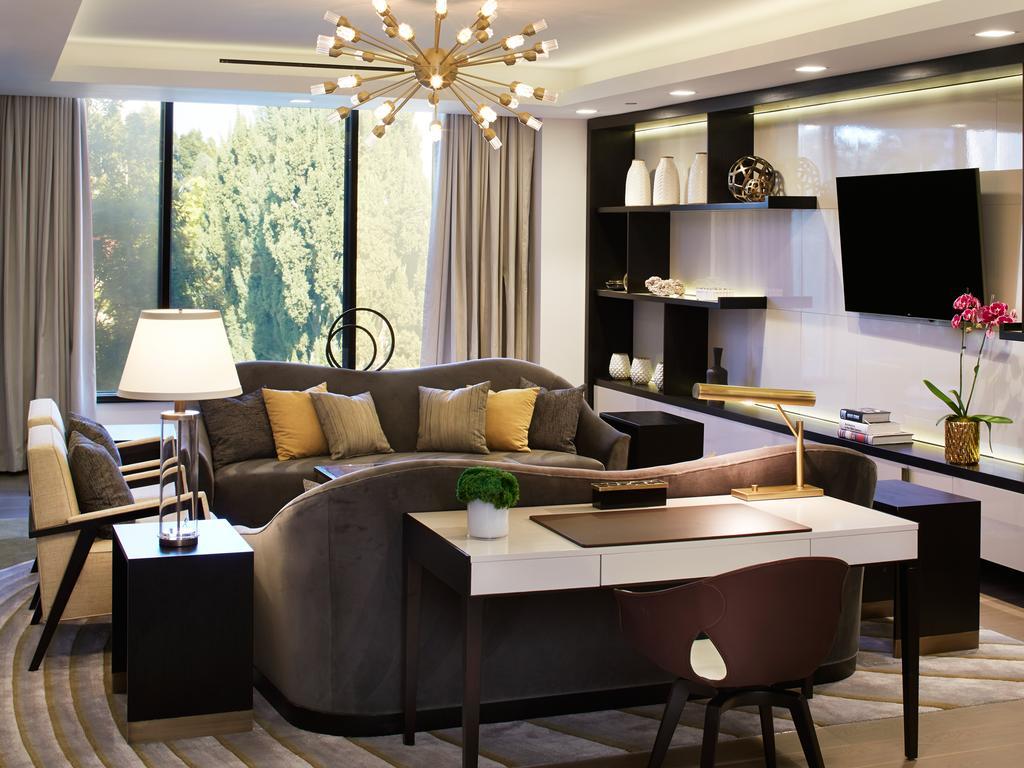 The London West Hollywood At Beverly Hills Ngoại thất bức ảnh A living room at the Ritz-Carlton, Tysons