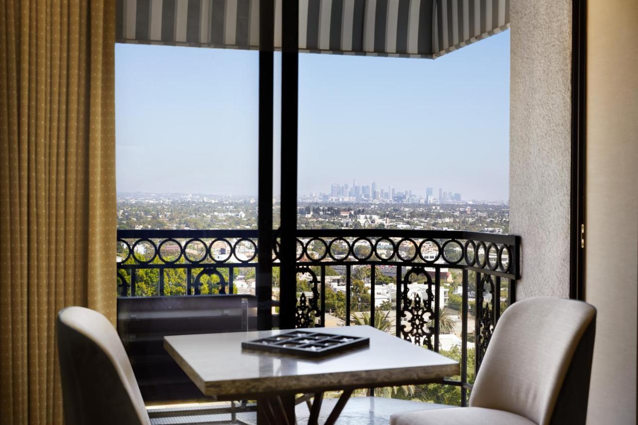The London West Hollywood At Beverly Hills Ngoại thất bức ảnh A view of the Los Angeles skyline from a suite at the Beverly Hilton
