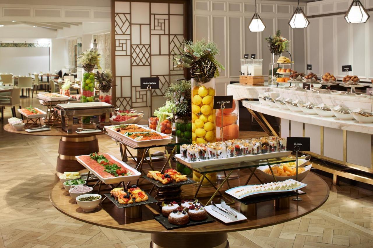 The London West Hollywood At Beverly Hills Ngoại thất bức ảnh A buffet at a hotel