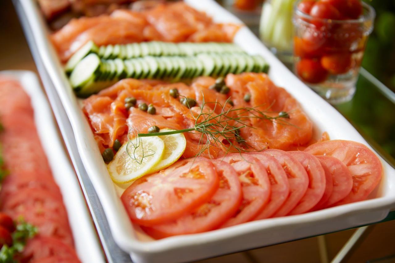 The London West Hollywood At Beverly Hills Ngoại thất bức ảnh Salmon and cucumber
