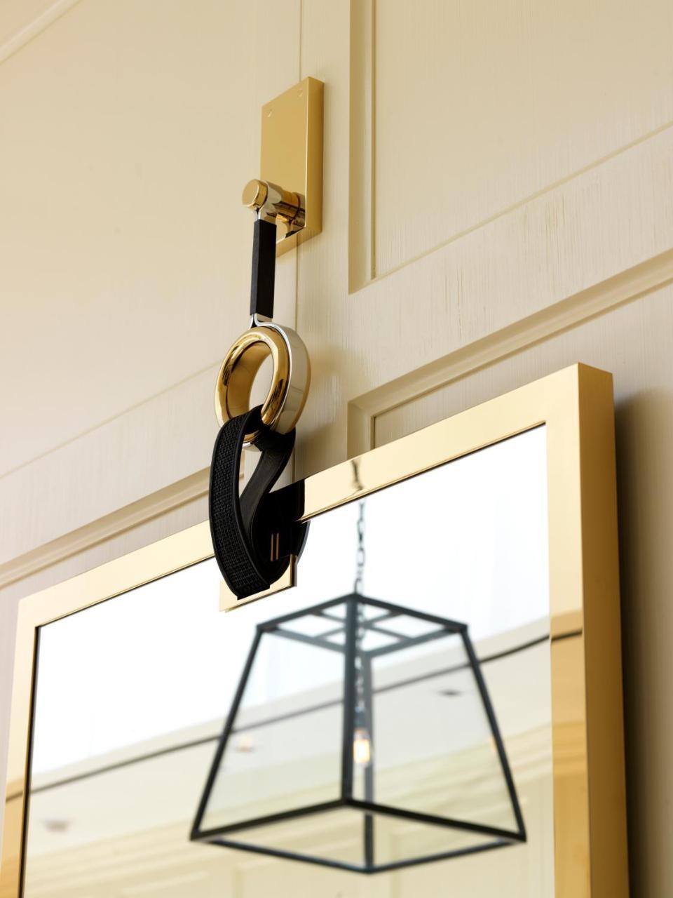 The London West Hollywood At Beverly Hills Ngoại thất bức ảnh A modern wall-mounted mirror