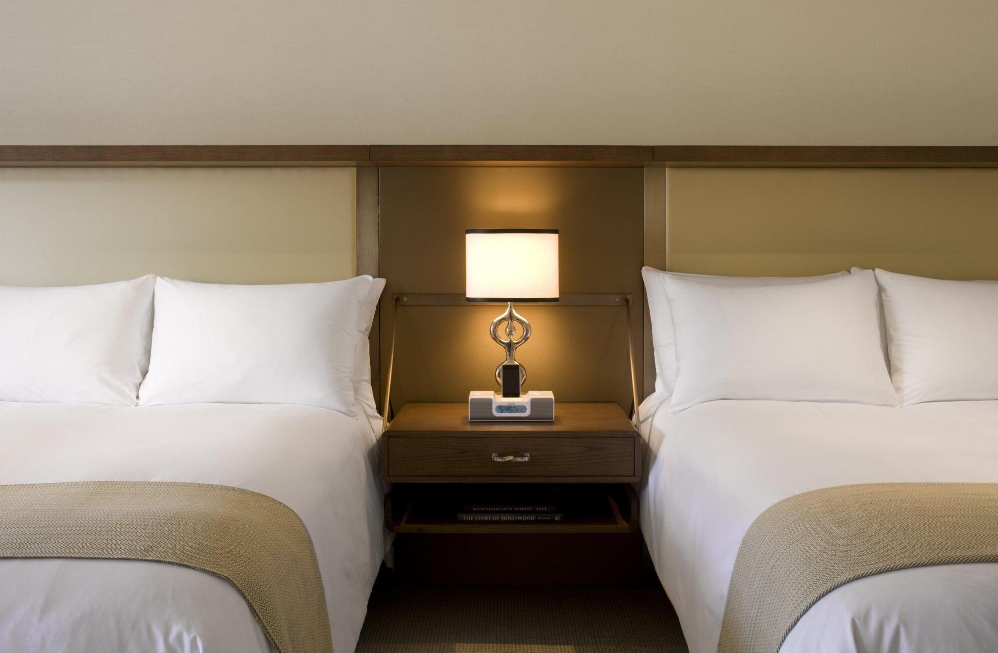 The London West Hollywood At Beverly Hills Ngoại thất bức ảnh A guest room at the Four Seasons Hotel